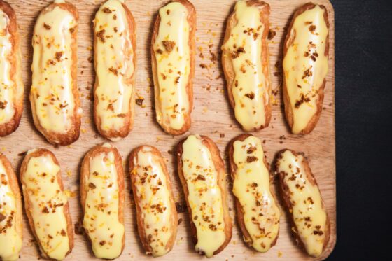 A gourmet take on the Vodka Martini cocktail transformed into airy and delicious éclairs, sprinkled with lemon zest and green olive powder.